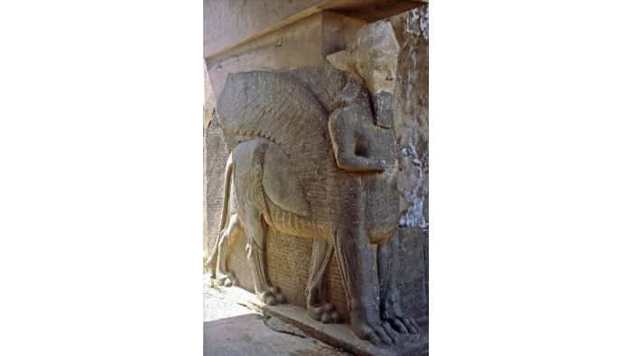 Nimrud: Geflügelter Löwe, eine der vier Portalfiguren des Nordwestpalastes. Durch die Erschütterungswellen der Detonationen wurde eine Hand abgerissen.