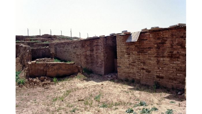 Nimrud: Während des Bombardements stürzte diese (rekonstruierte) Mauer im hinteren Teil des Nordwestpalastes um; sie wurde mittlerweile wieder aufgebaut.