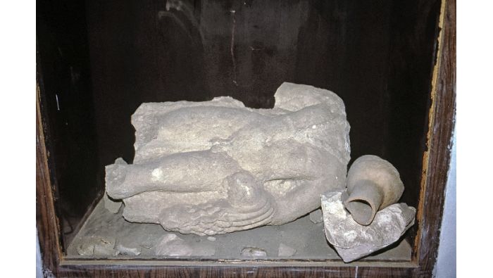 Eine zerschlagene Herkulesstatue (erkenntlich u.a. an dem über den linken Unterarm hängenden Löwenfell) aus Hatra.