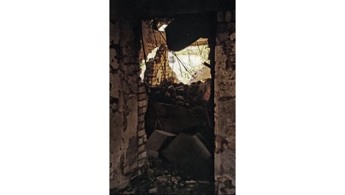 Blick in das Innere eines zerstörten Wohnhauses.