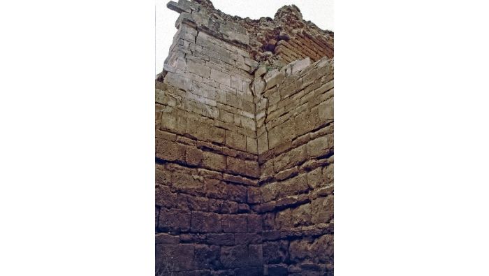 Hatra: Durch Bombendetonationen verursachte Risse am Tempel mit den Dromedarreliefs (originale Bausubstanz).