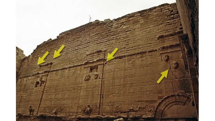 Hatra: Von vier Rissen durchzogene Wand im Palastkomplex.