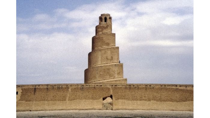 Das Spiralminarett von Samarra mit der Breitseite des Moschee-Gevierts.
