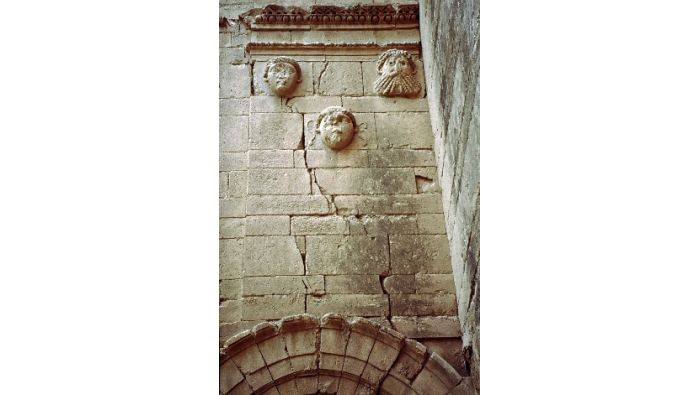 Hatra: Detail der rechten Wandseite (vgl. nächstes Bild)