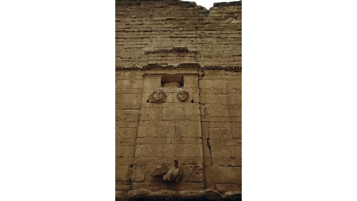 Hatra: Detail aus der Wandmitte, das den von unten nach oben verlaufenden Riß deutlich erkennen läßt.