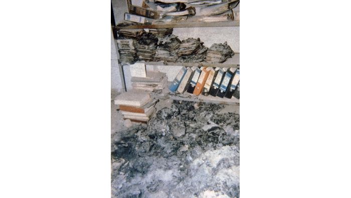 Ein von Marodeuren zerstörter Raum in einem Verwaltungsgebäude.