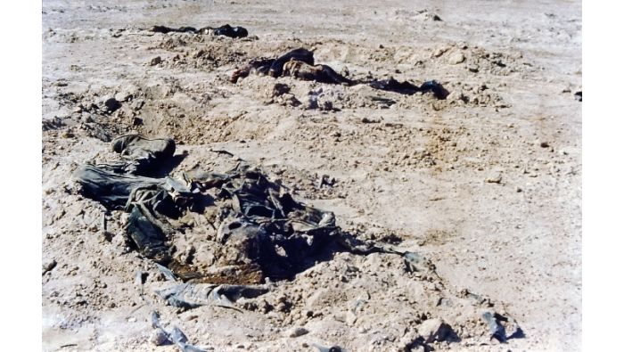 Leichen lebendig begrabener irakischer Soldaten im südirakischen Wüstengebiet (alle Bilder: Abdulah Jasin, Basra).