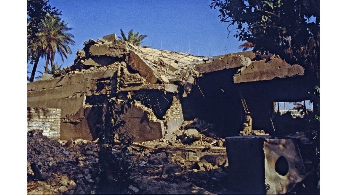 Zerbrochene Betonplatten und Mauern eines Wohngebäudes.
