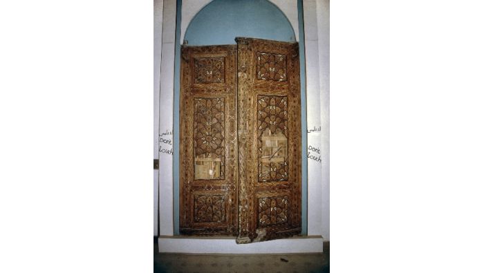 Zerstörte Kamintür mit Intarsien, islamische Epoche.