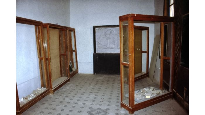 Einer der Räume im Antiquitätenmuseum von Basra. Die Scheiben der Vitrinen sind zerschlagen, der Inhalt ist geraubt, einige Bruchstücke von zerschlagenen Exponaten sind zurückgeblieben.