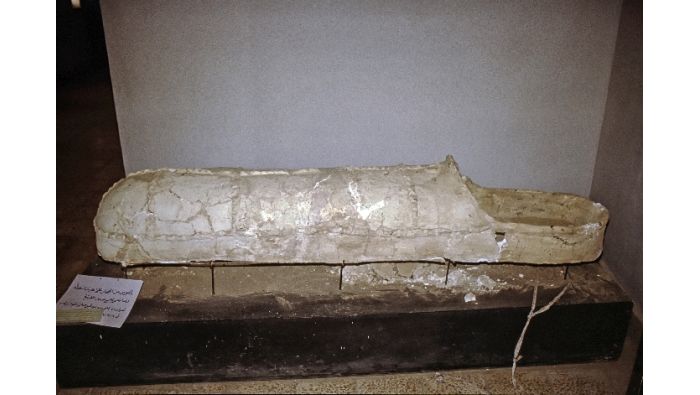 Pantoffelförmiger Sarg aus parthischer Zeit (2. Jh. u.Z.) im Archäologischen Museum von Nasirija. Die eine Seite weist zahllose große Risse auf...