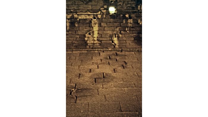 Hatra: Rundgang mit Gewölbebogen. Durch die Wucht der Detonationen haben sich die Steine an den Fugen verschoben.