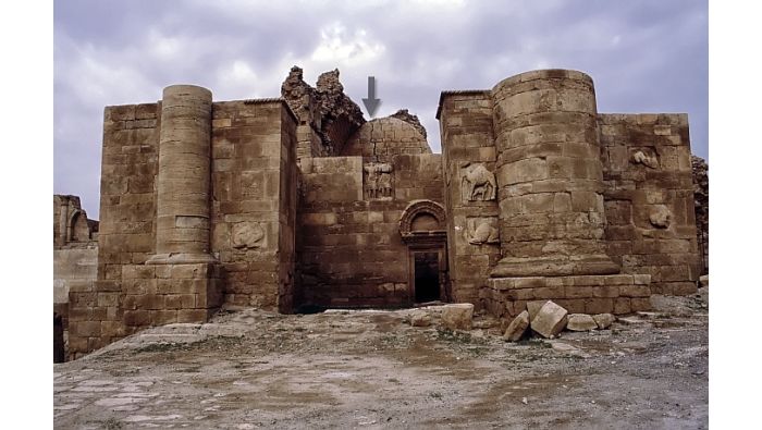 Hatra: Tempel mit Dromedarreliefs. Im bogenförmigen Mauerteil (Bildmitte) sind durch die Erschütterungen der Bombenabwürfe Risse aufgetreten.