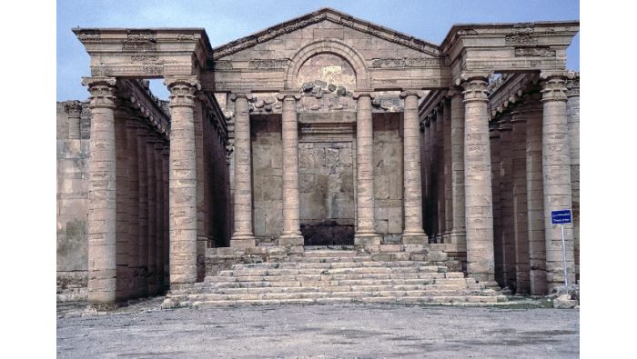 An Vorbildern der griechischen und römischen Antike orientierter Tempelbau in Hatra.