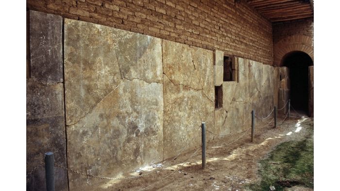 Nimrud: Steintafeln mit Keilschrifttexten hinter dem Thronsaal des Nordwestpalastes. Die Tafeln stürzten während des Bombardements um und zerbrachen in mehrere Teile.