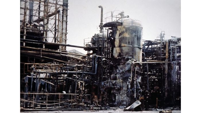 Die ad-Daura-Raffinerie nach den Bombenangriffen.