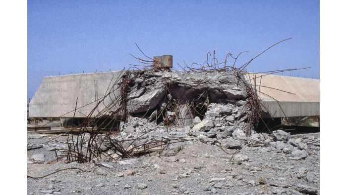 Das Dach des Amiria-Bunkers (jetziger Zustand) mit dem Einschlagskrater der beiden Bomben.