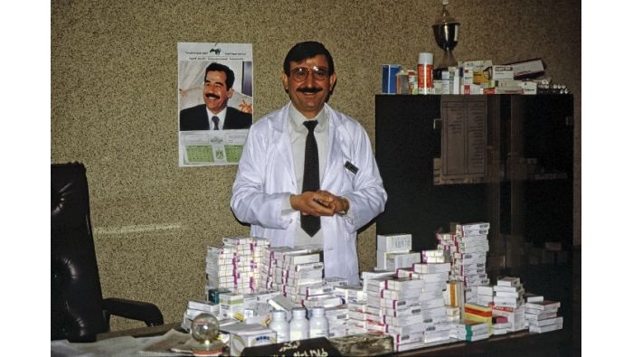Der leitende Direktor des Al-Qadisia-Krankenhauses in Bagdad, Dr. Tallal Ibrahim Allo; auf dem Arbeitstisch die von den Autoren mitgebrachten Medikamente.